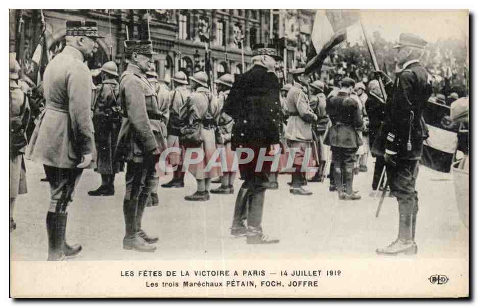 CPA Militaria Fetes de la Victoire 14 juillet 1919 Paris Les trois marechaux Petain Joffre Foch 