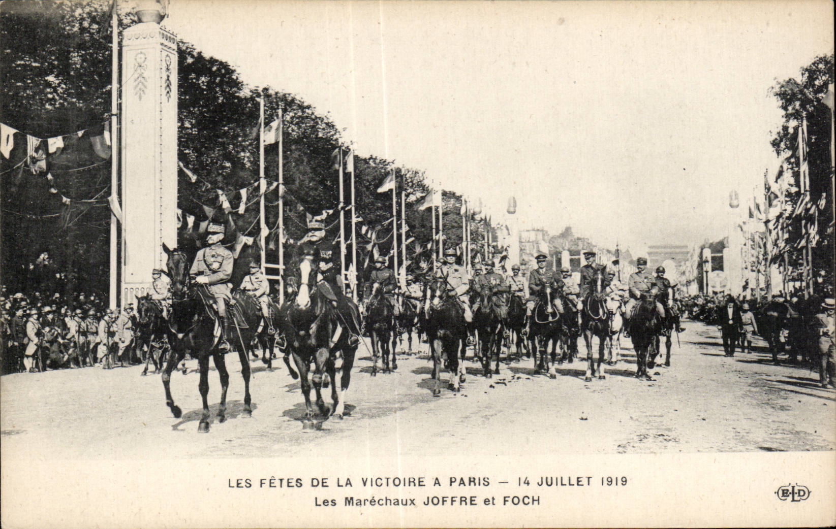 CPA Militaria Fetes de la Victoire 14 juillet 1919 Paris Les marechaux Joffre Foch 
