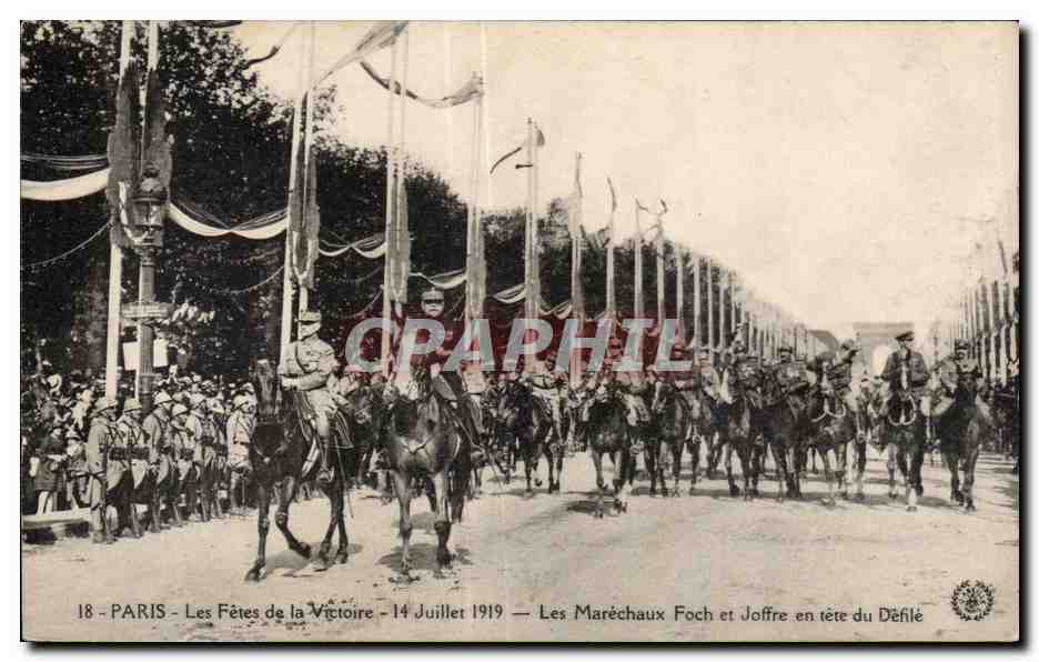 CPA Militaria Fetes de la Victoire 14 juillet 1919 Paris Les marechaux Joffre Foch en tete du defile Arc de triomphe 