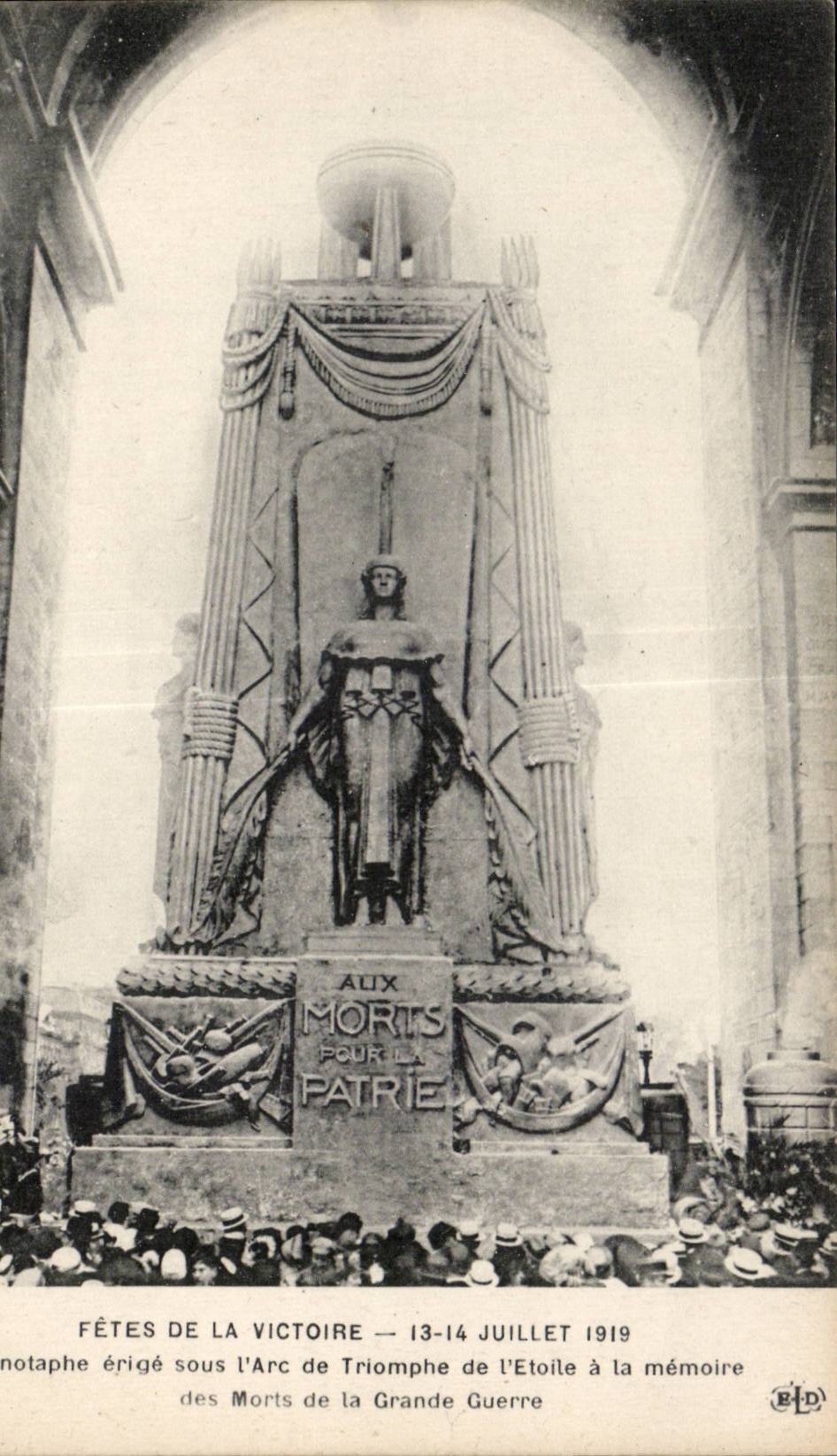 CPA Militaria Les fetes de la victoire 14 juillet 1919 Cenotaphe erige sous l arc de triomphe de l etoile 