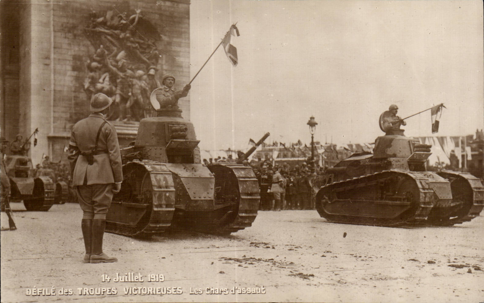 CPA Militaria Les fetes de la victoire 14 juillet 1919 Les chars d assaut Tank
