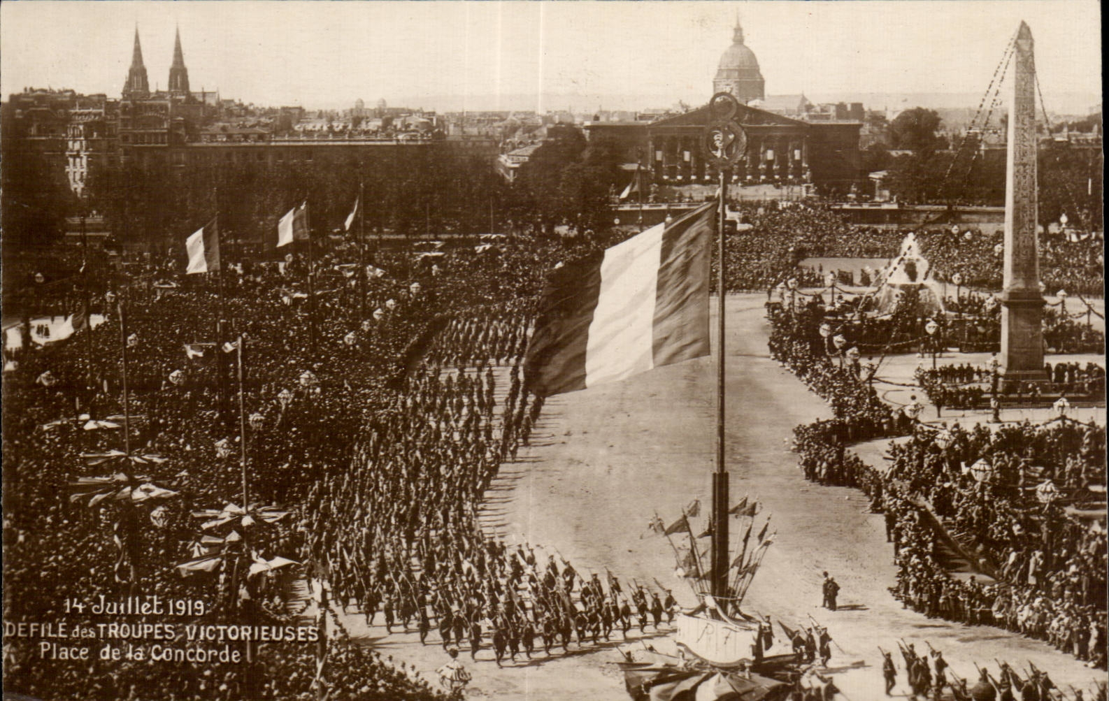 CPA Militaria Les fetes de la victoire 14 juillet 1919 Place de la Concorde