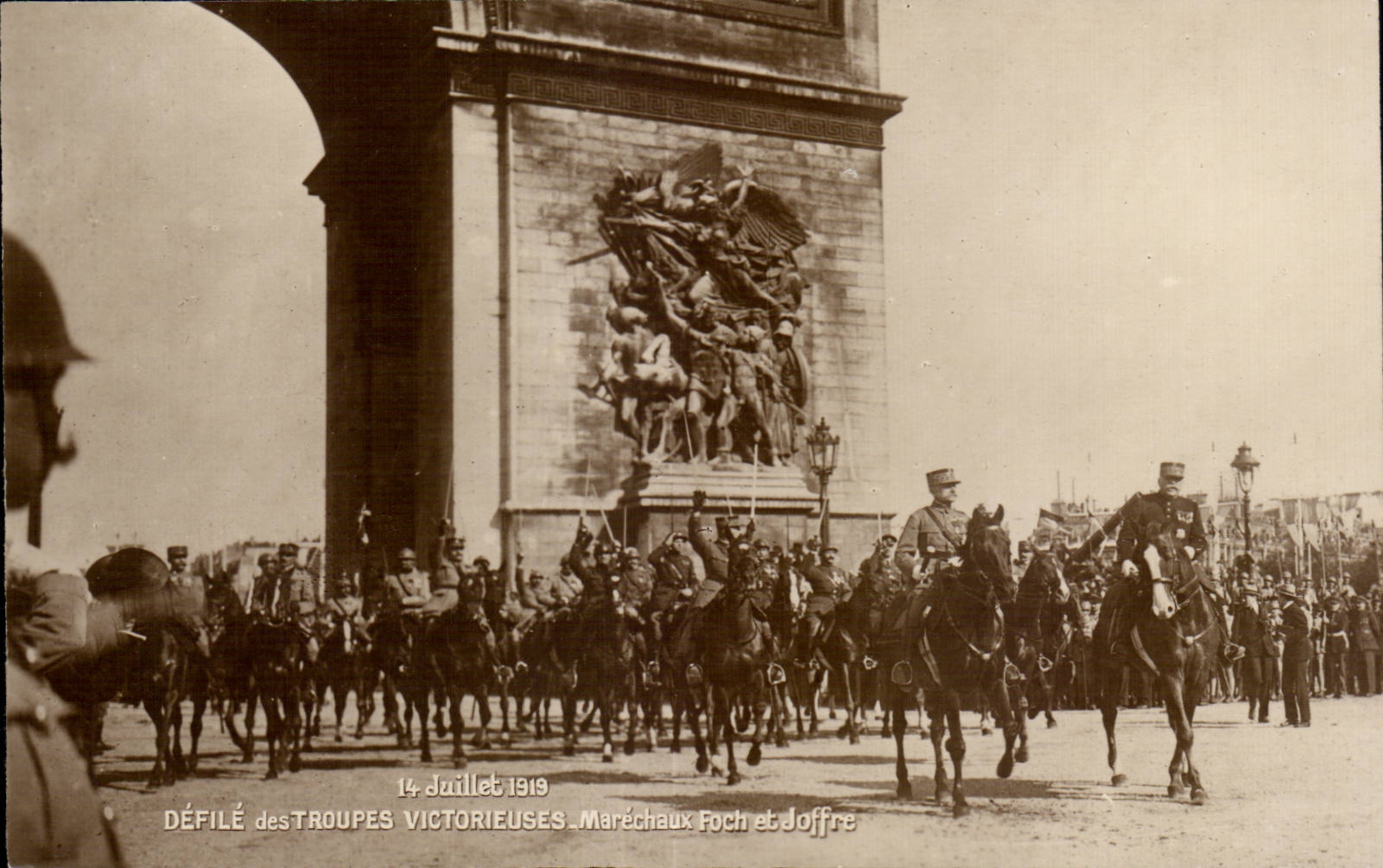 CPA Militaria Les fetes de la victoire 14 juillet 1919 Arc de Triomphe Marechaux Foch et Joffre 