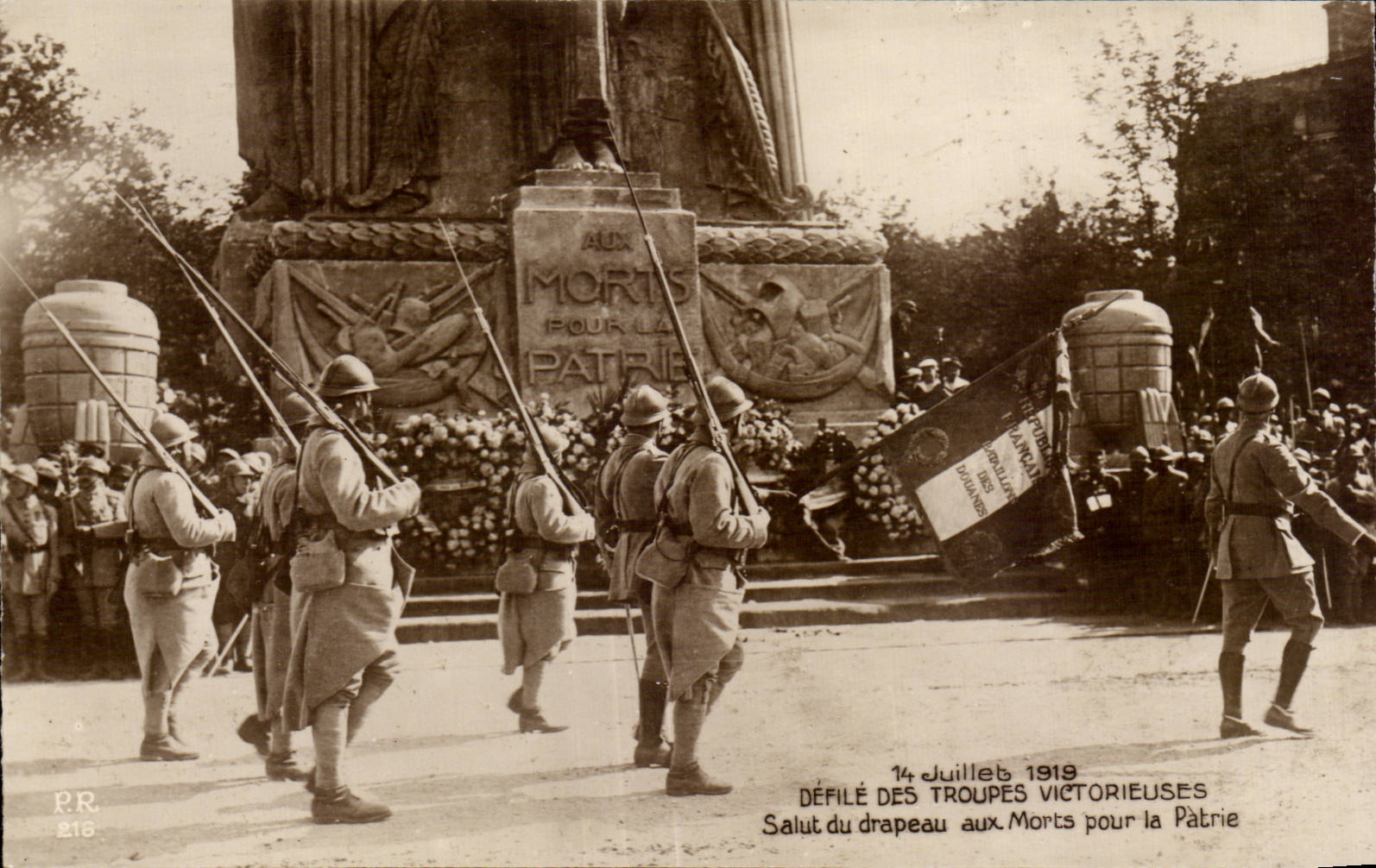 CPA Militaria Les fetes de la victoire 14 juillet 1919 Salut du drapeau aux morts pour la Patrie 