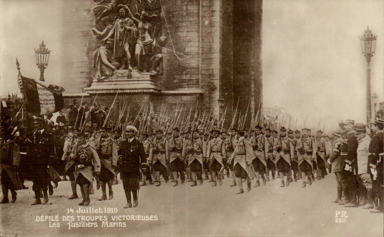 CPA Militaria Les fetes de la victoire 14 juillet 1919 Les fusilliers marins 