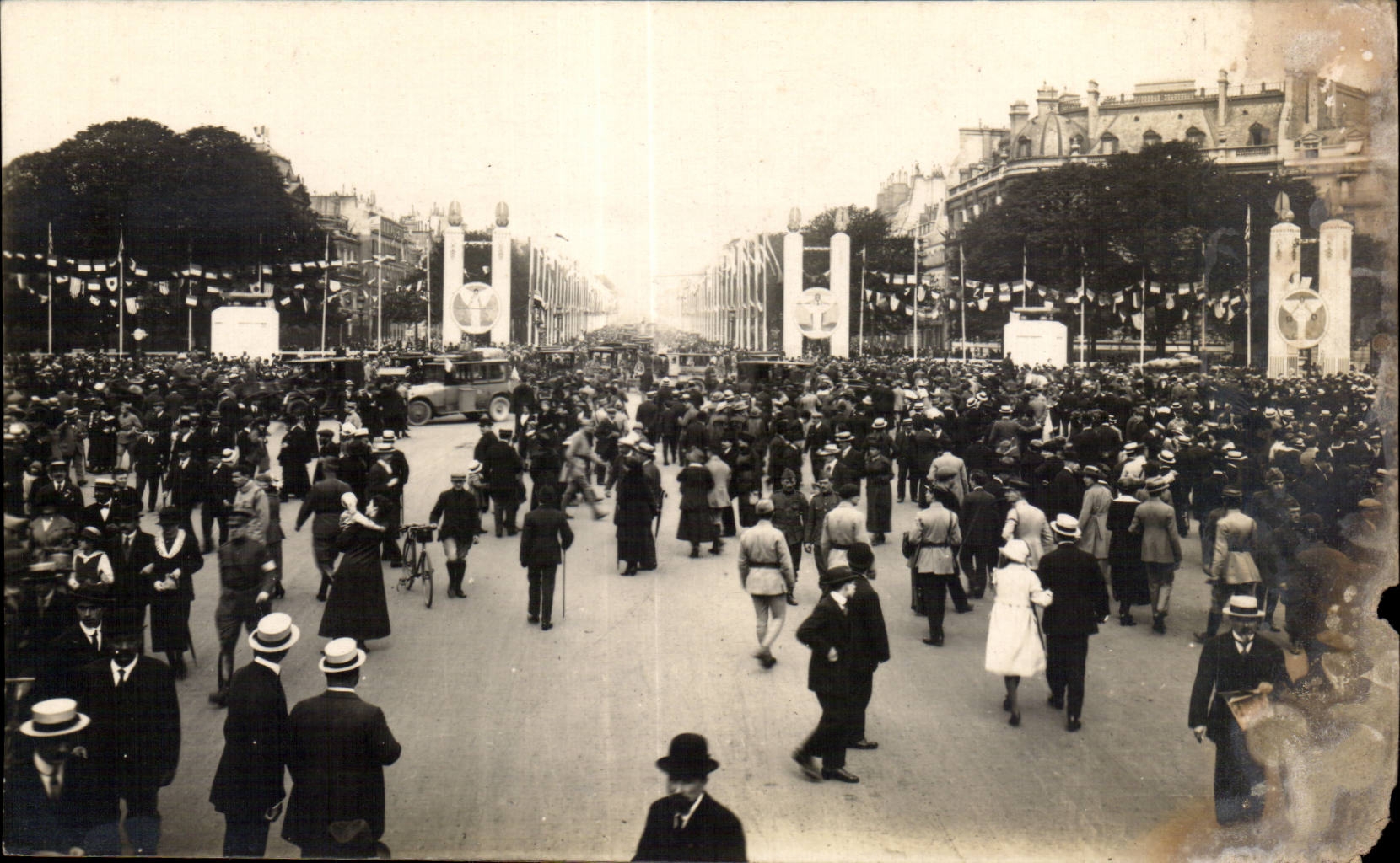 CPA Militaria Les fetes de la victoire 14 juillet 1919 Le rond point des Champs Elysees