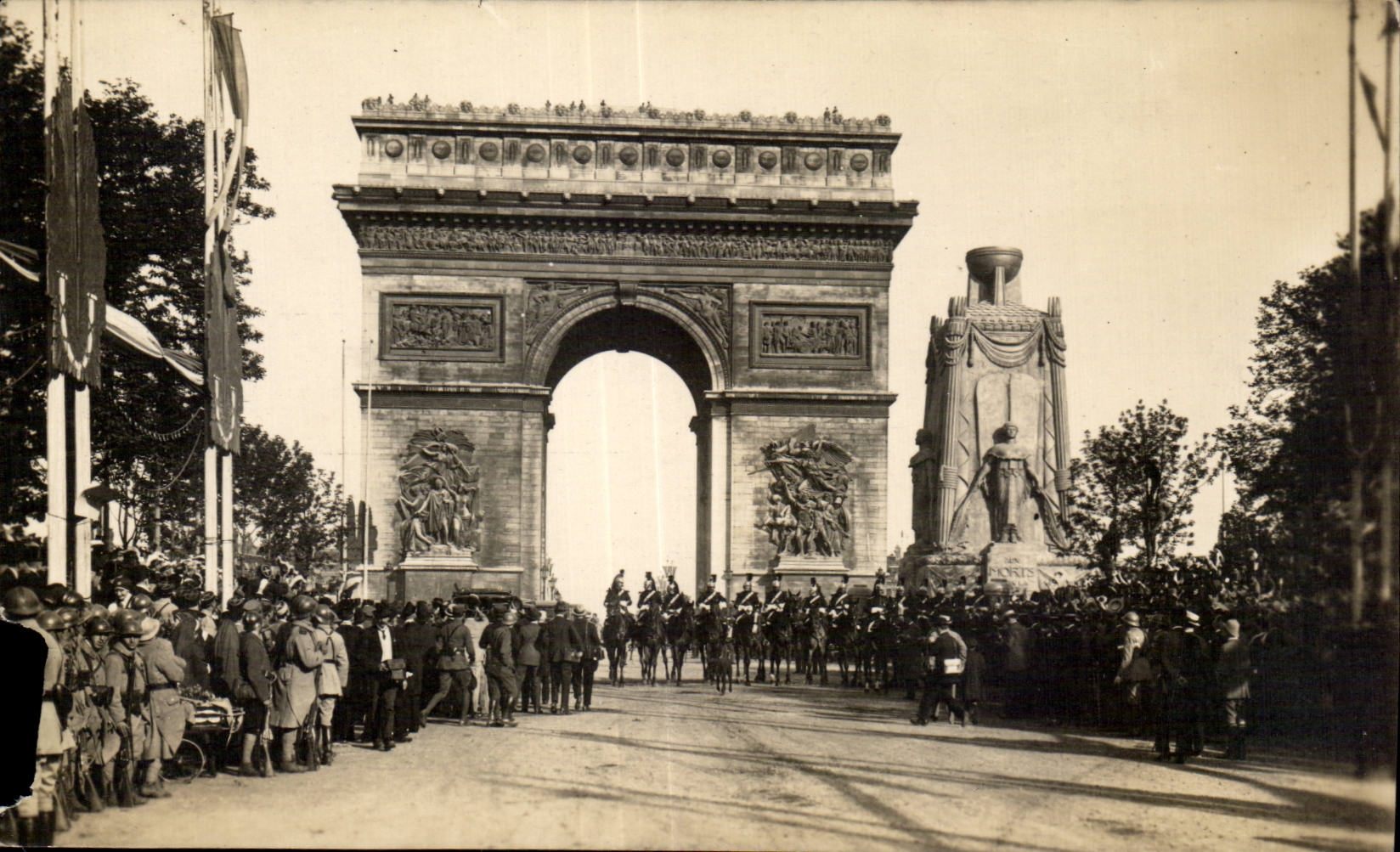 CPA Militaria Les fetes de la victoire 14 juillet 1919 Le monument aux morts pour la patrie au moment du defile