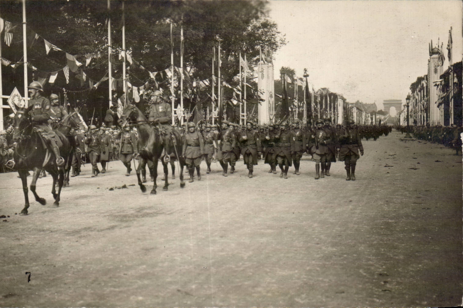 CPA Militaria Les fetes de la victoire 14 juillet 1919 Champ Elysees Arc de TRiomphe 