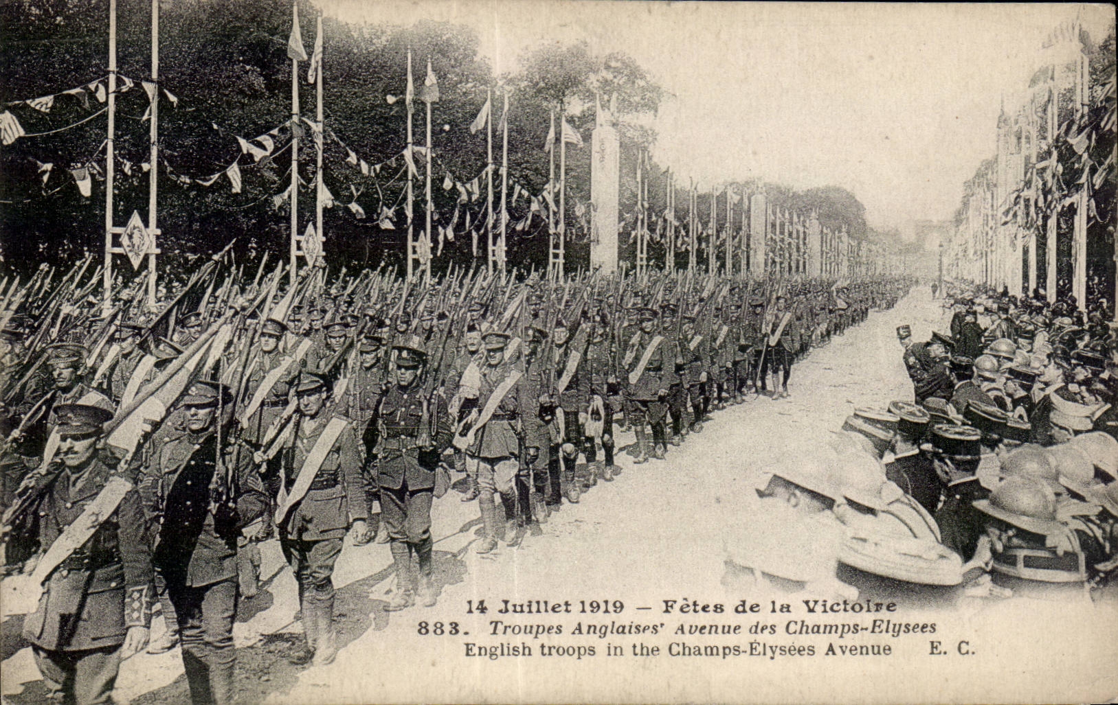 CPA Militaria Les fetes de la victoire 14 juillet 1919 Troupes anglaises Avenue des Champs Elysees