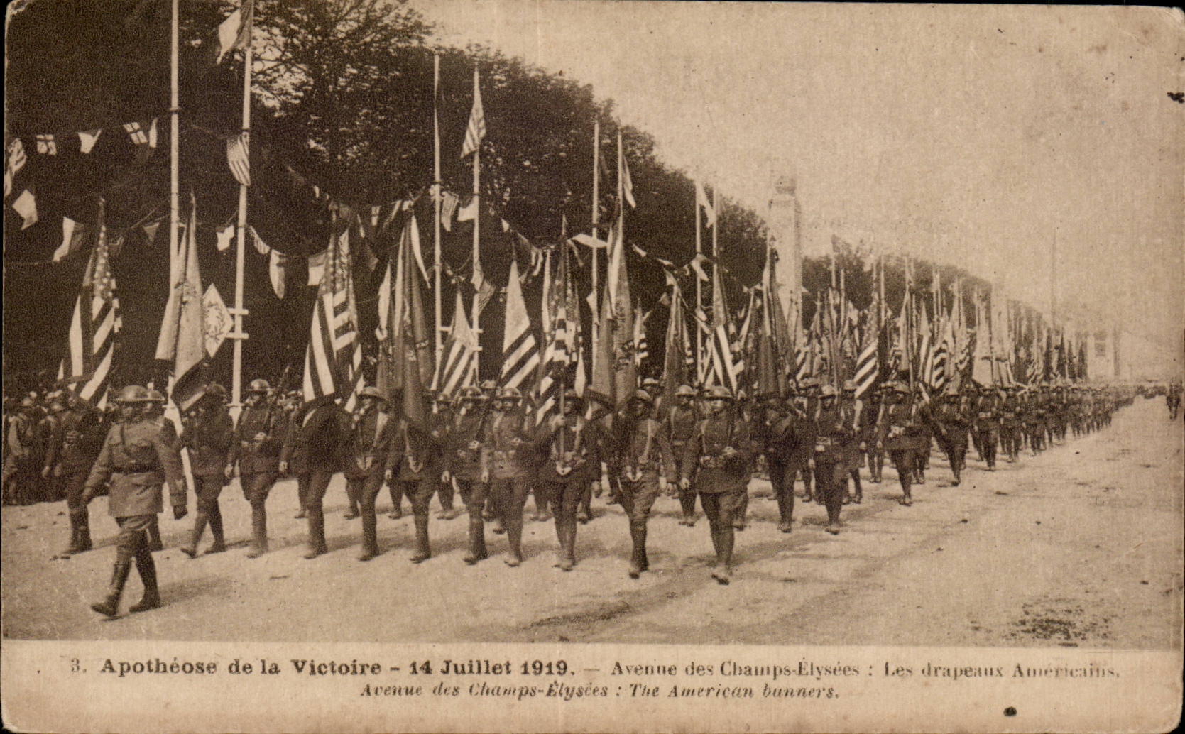 CPA Militaria Les fetes de la victoire 14 juillet 1919 Drapeaux americains Avenue des Champs Elysees