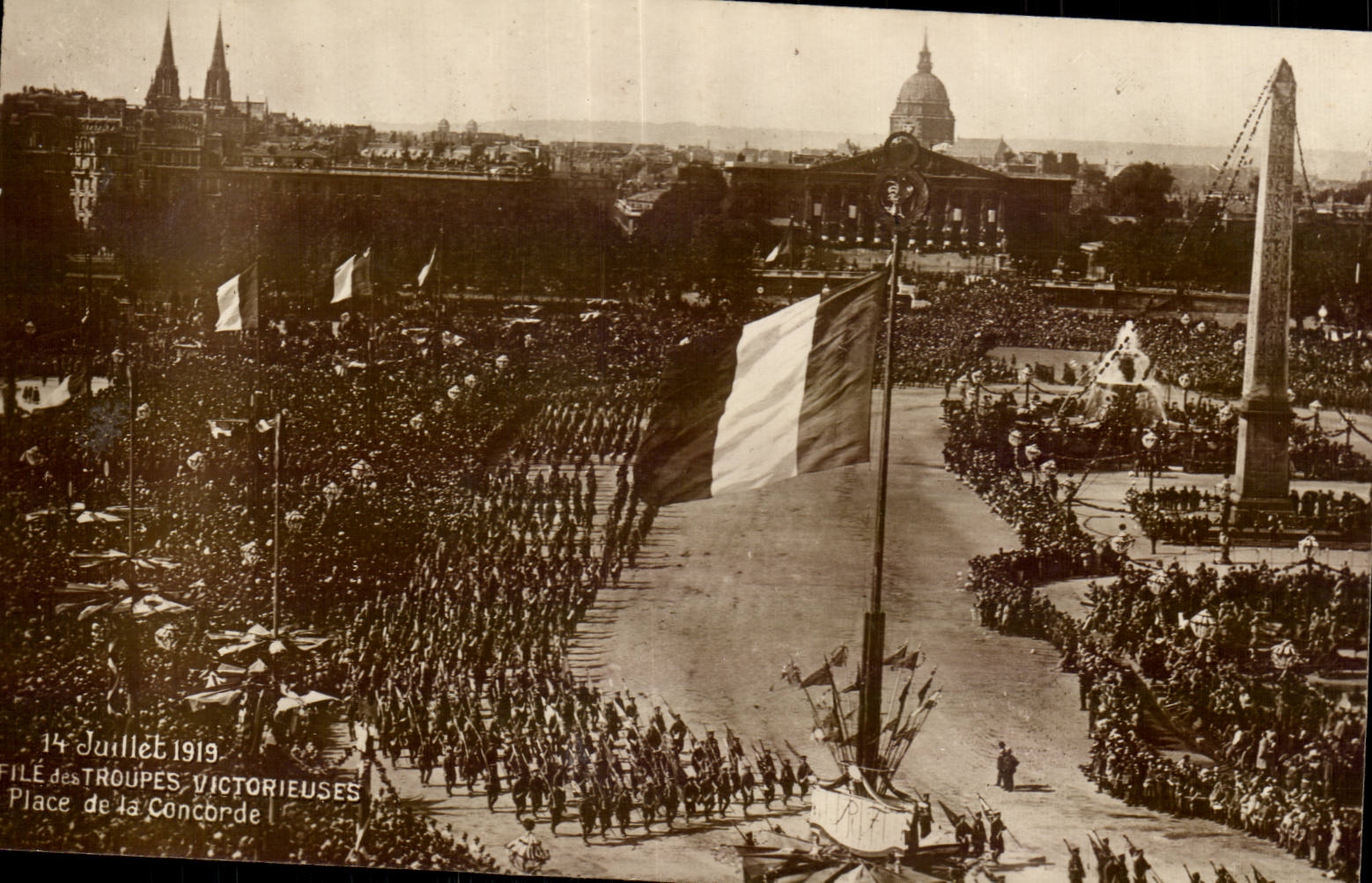 CPA Militaria Les fetes de la victoire 14 juillet 1919 Place de la Concorde