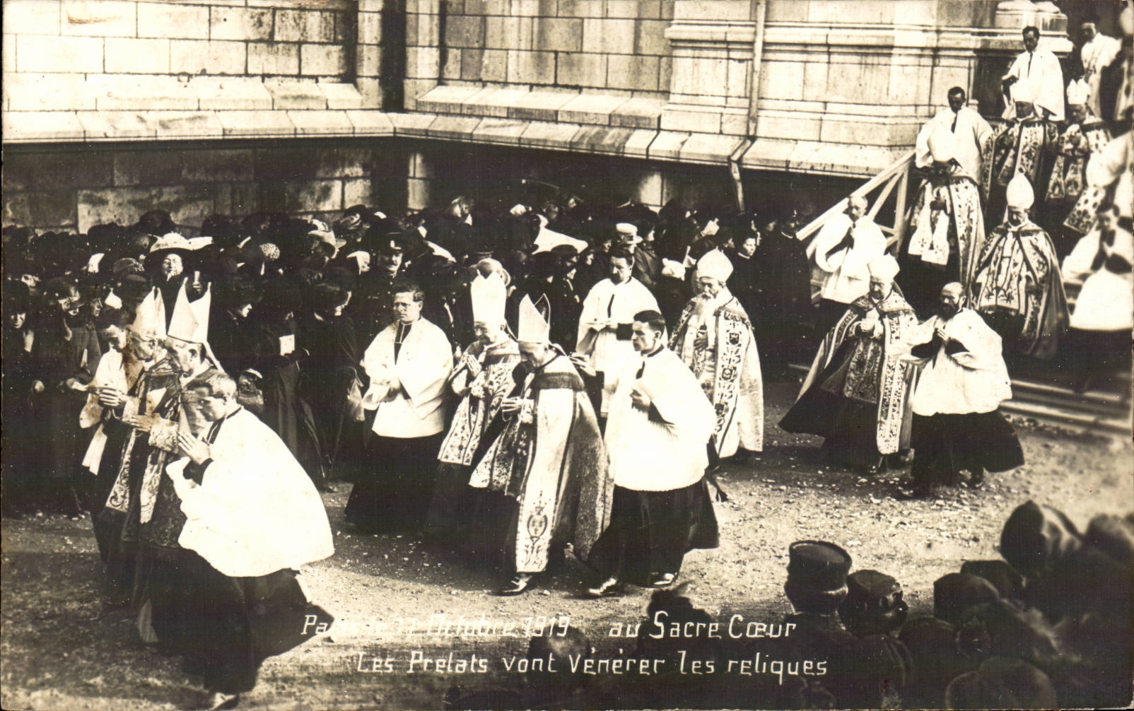 CPA Paris Octobre 1919 Sacre Coeur Montmartre Les prelats vont venerer les reliques 