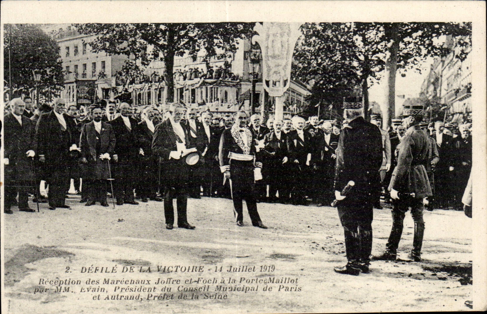 CPA Militaria Defile de la Victoire 14 juillet 1919 Reception des marechaux Foch et Joffre Porte Maillot 