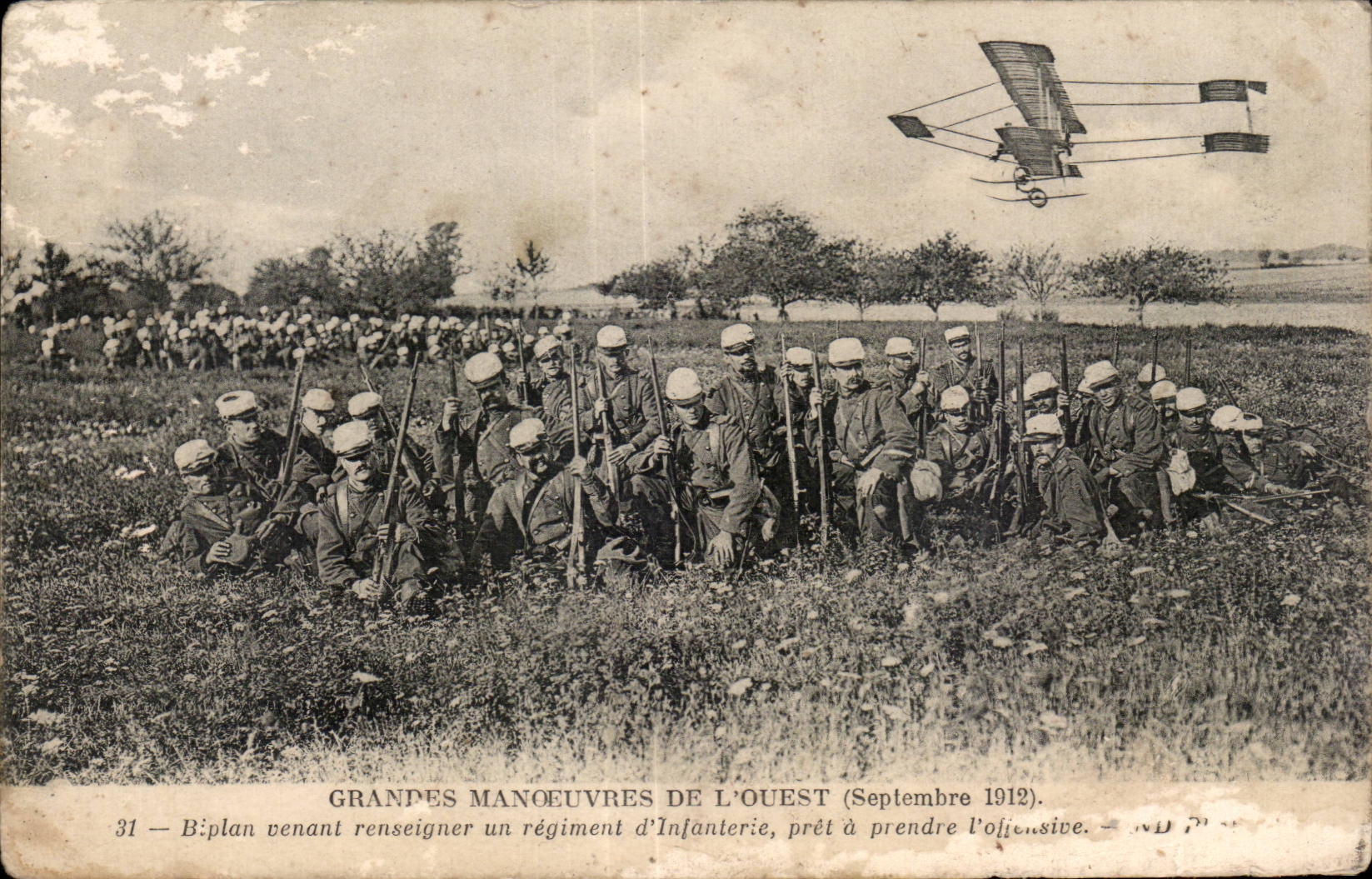 CPA Militaria Grandes manoeuvres de l Ouest (septembre 1912) Biplan venant renseigner un regiment d infanterie 