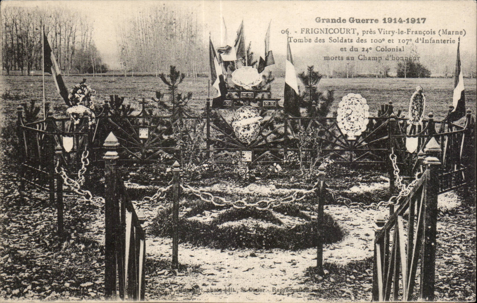 CPA Militaria La grande guerre 1914 Frignicourt pres Vitry le Francois Tombe des soldats des 100 et 107eme d infanterie 