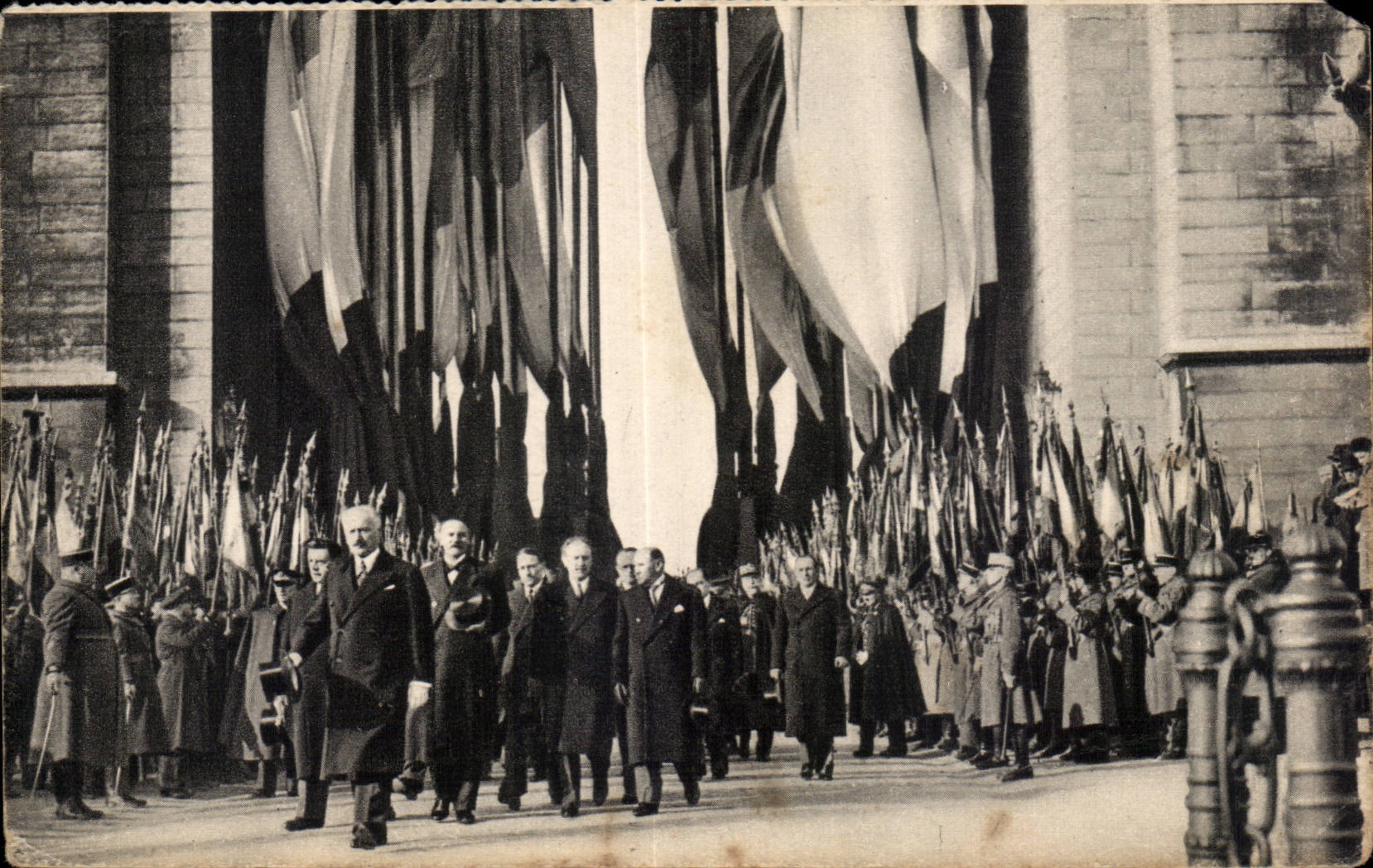 Antike Ansichtskarte Militaria Der Große Krieg 1914 Gedenken des Präsidenten der Republik und der Mitglieder der Regierung dem unbekannten Soldaten