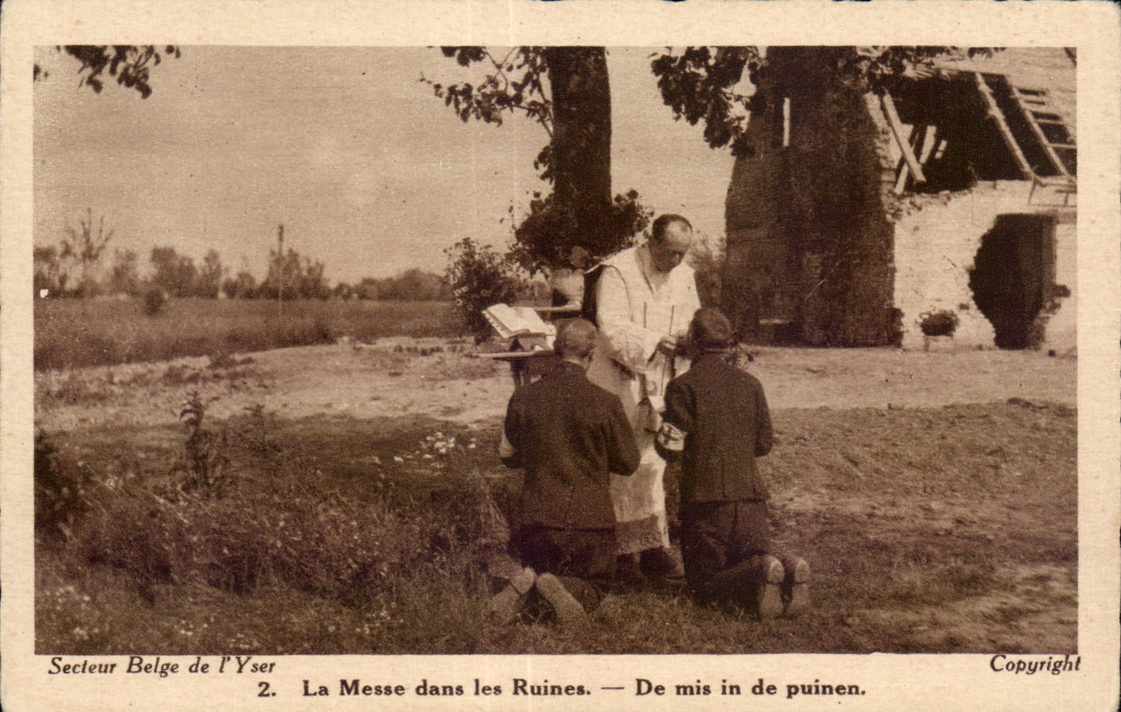 CPA Militaria La grande guerre 1914 Secteur belge d Ypres La messe dans les ruines 