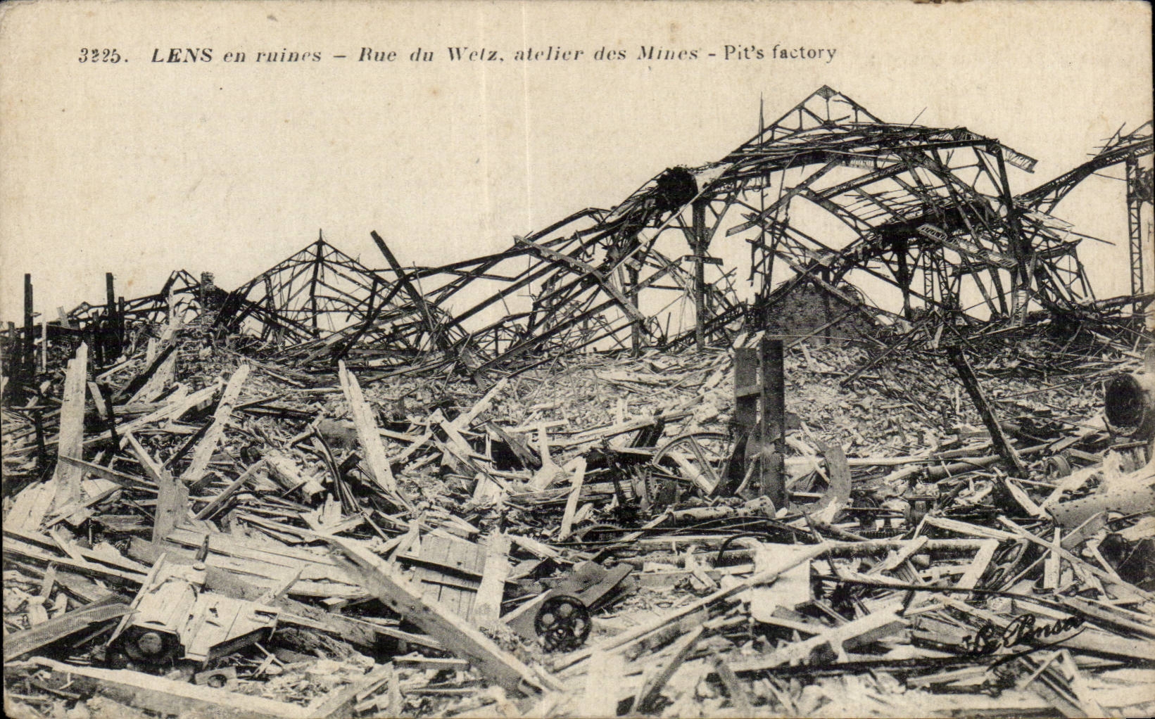 CPA Militaria La grande guerre 1914 Lens en ruines Rue du Wetz atelier des Mines 