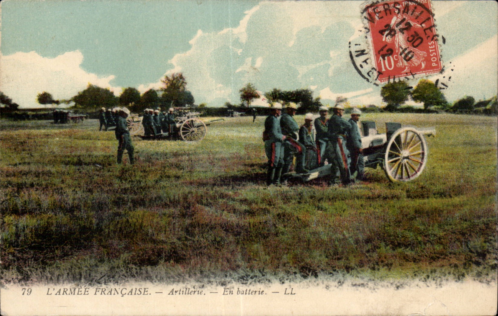 CPA Militaria L armee francaise Artillerie En batterie