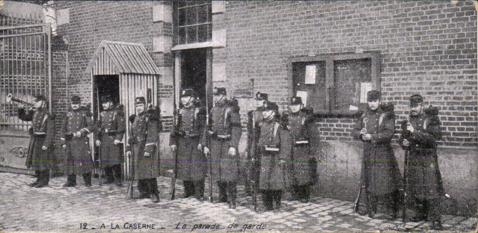 CPA Militaria Soldats A la caserne La parade de garde