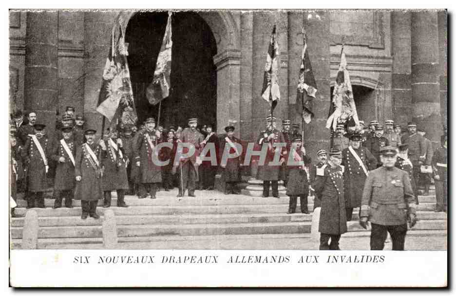CPA Militaria Six nouveaux drapeaux allemands aux Invalides 