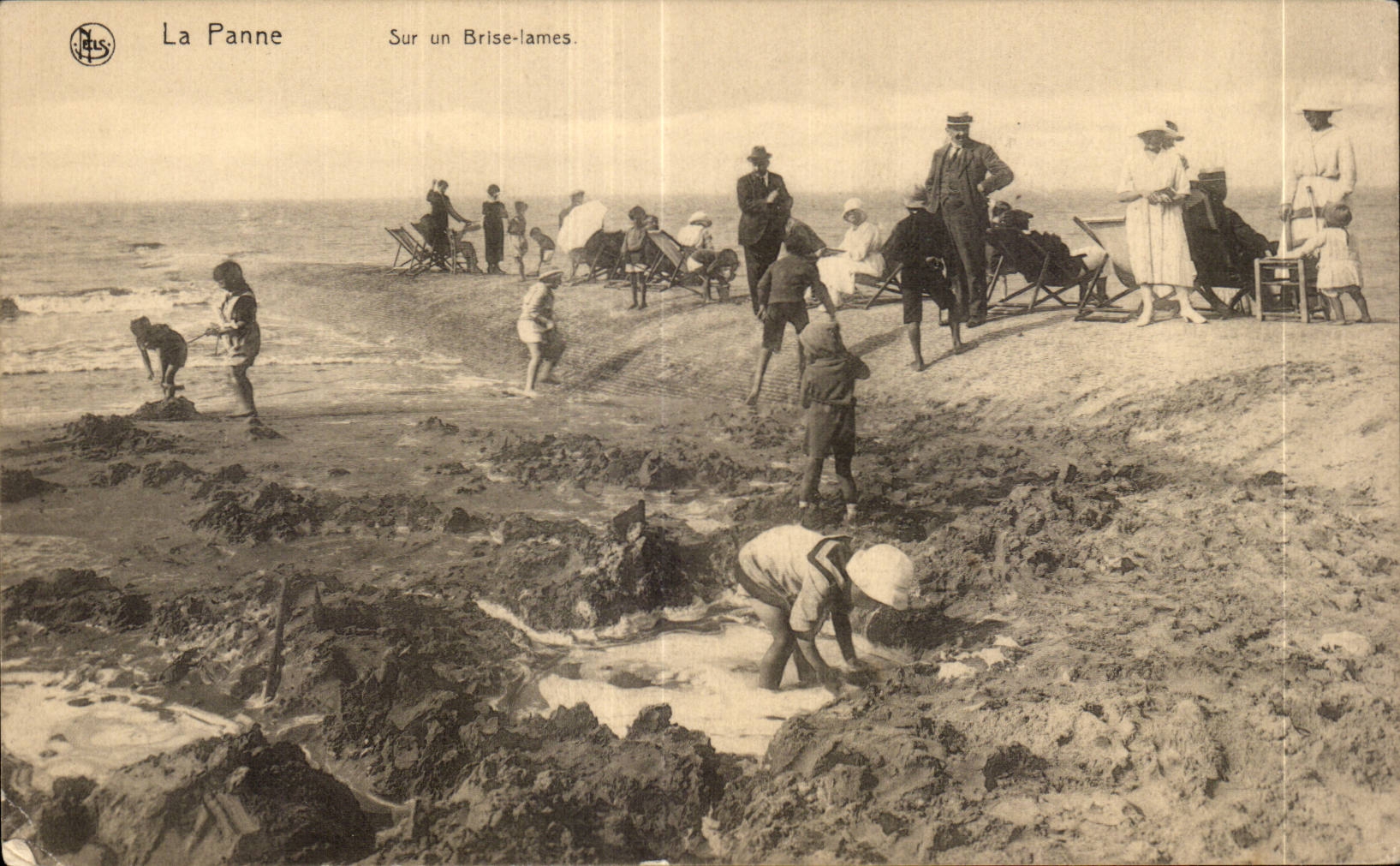 CPA Belgique La panne Sur un brise lames