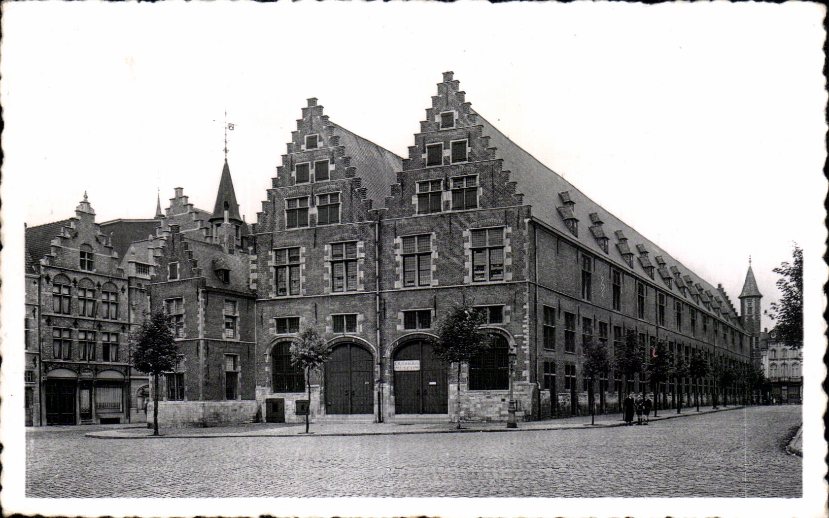 CPSM Belgique Courtrai Les halles et musee d antiquites