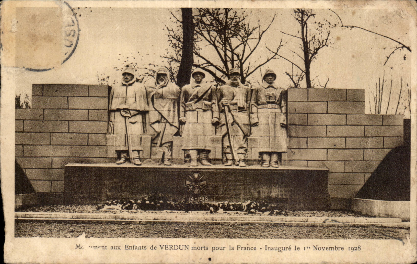 Monument aux Enfants de Verdun morts pour la France — Inauguré le 1er Novembre 1928 — œuvre de MM. Forest, architecte, Grango, sculpteur