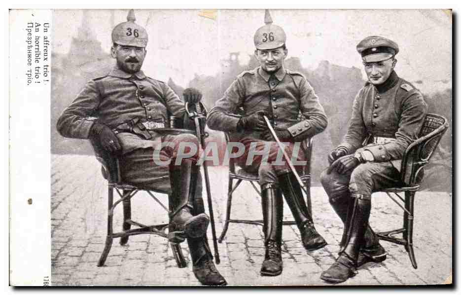 CPA Militaria Un affreux trio ! Soldats 