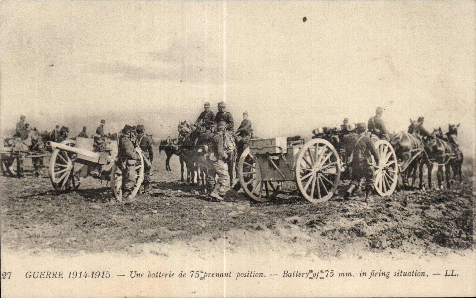 CPA Militaria Guerre 1914 Une batterie de 75 prenant position 