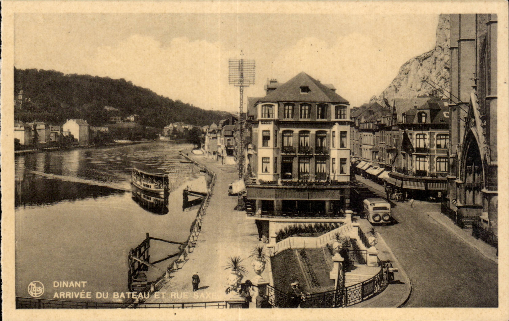 CPA Belgique Dinant Arrivee du bateau et rue Saxe