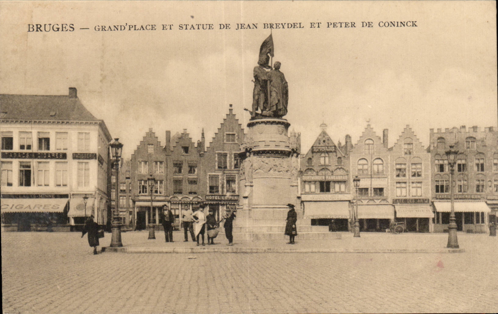 CPA Belgique Bruges Grand place et statue de Jean Breydel et Peter de Coninck