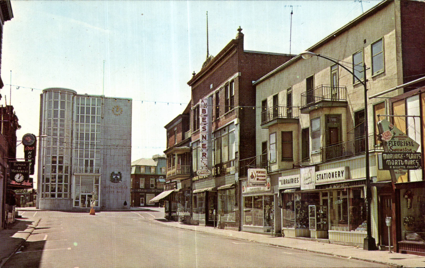 CPA Hotel de Ville Vue de la rue Nicholson Salaberry de Valleyfield