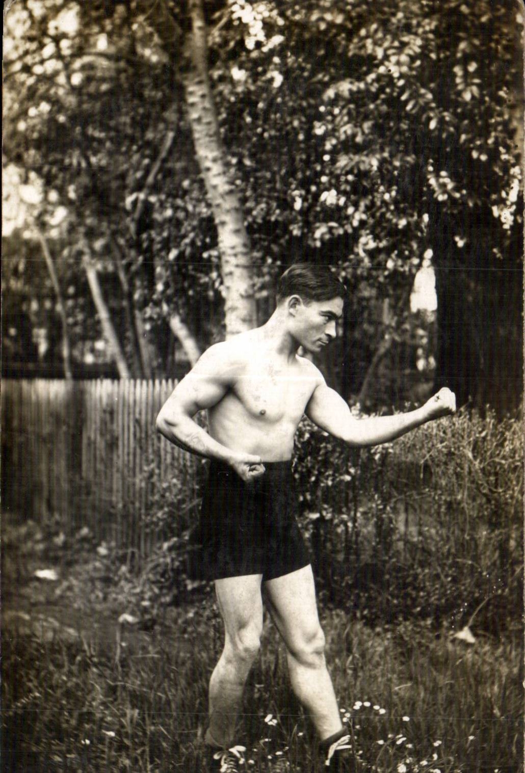 Homme musclé en tenue de sport — pose de boxe — A. Gruère, 42, Rue Ronsard, Épinal