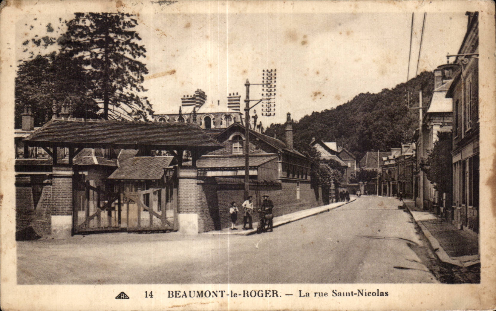 CPA Beaumont le Roger La rue Saint Nicolas
