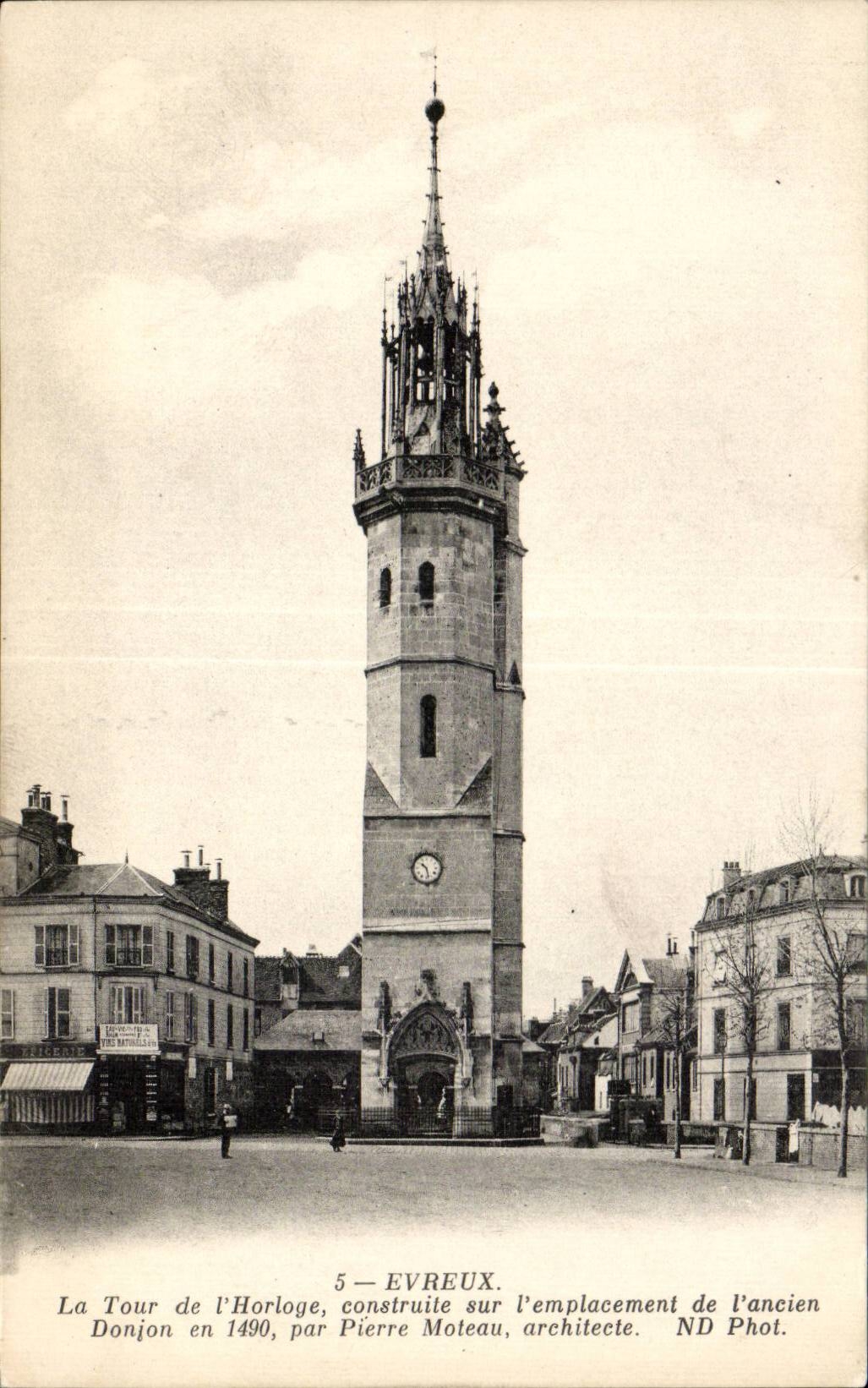 Evreux — La Tour de l'Horloge, construite sur l'emplacement de l'ancien Donjon en 1490, par Pierre Moteau, architecte — ND Phot.
