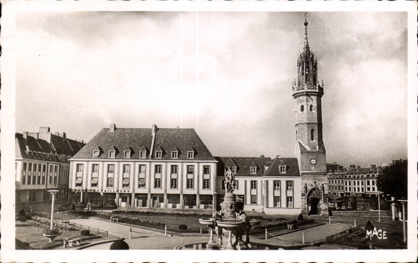 Place des Travailleurs — Fontaine et tour de l'horloge — MAGE