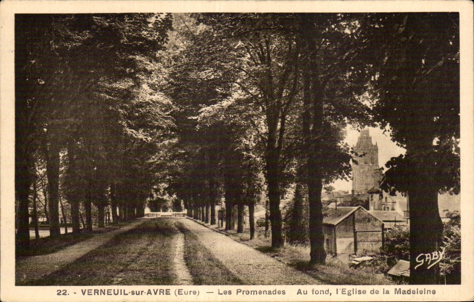 Verneuil-sur-Avre (Eure) — Les Promenades — Au fond, l'Église de la Madeleine