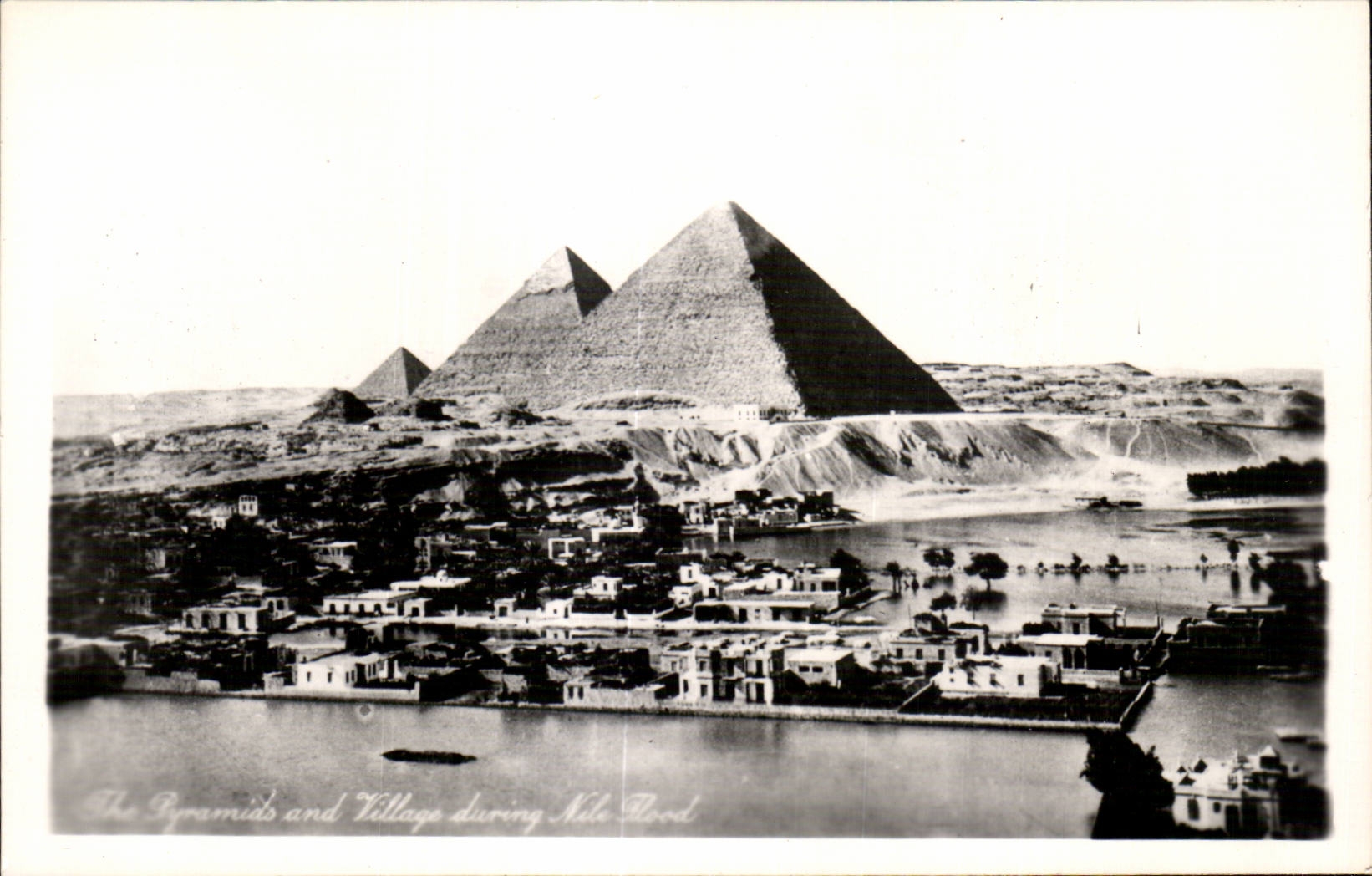 Les Pyramides et village pendant le fleuve Nil en crue — éditeur Lehner & Landrock, série non visible