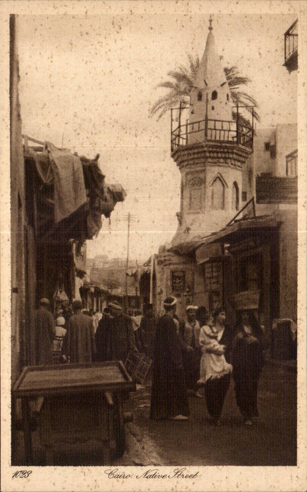 Cairo: Nahwe Street — vue de rue animée avec minaret — éditeur Lehnert & Landrock, n° 1093