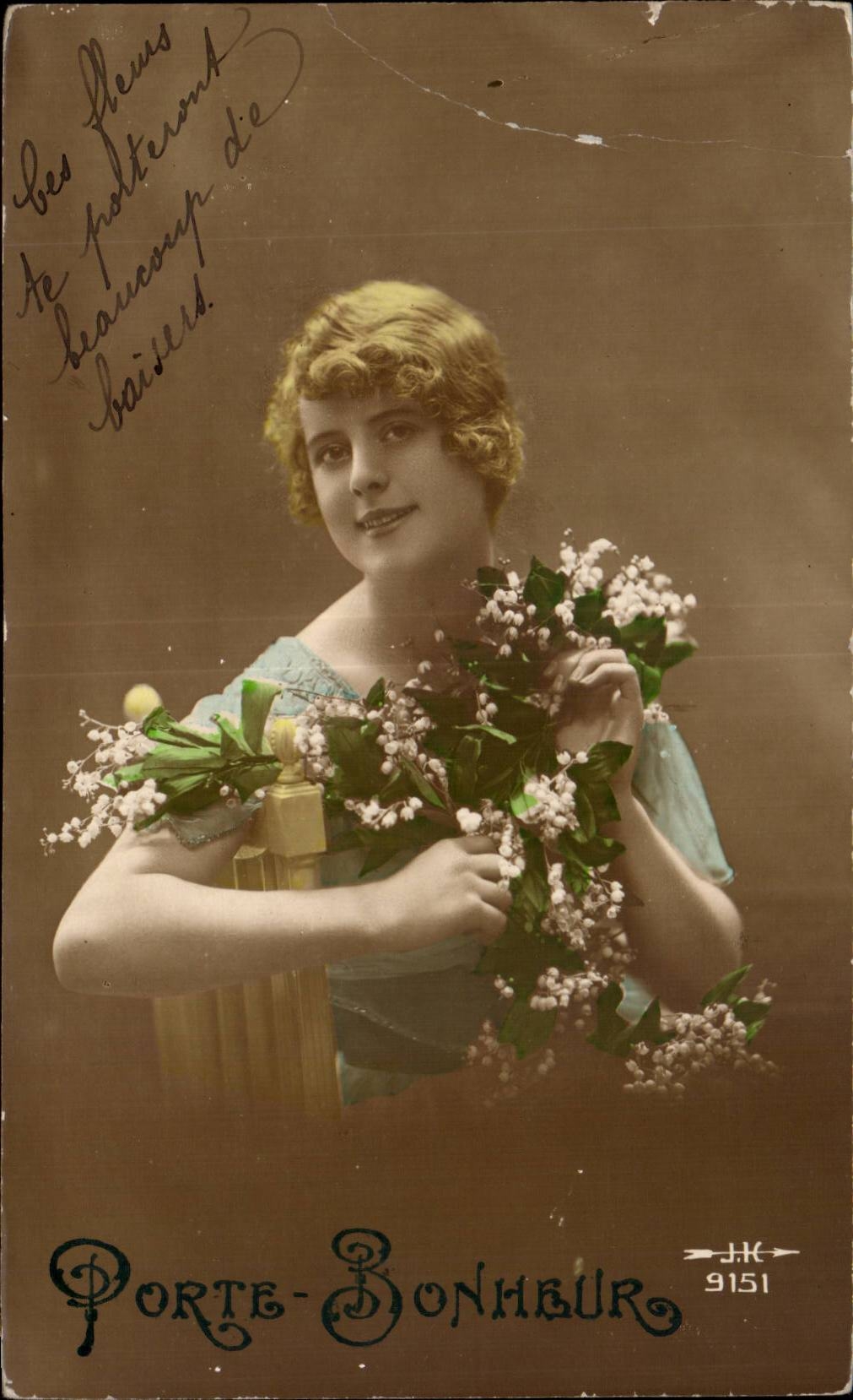 Jeune femme tenant un bouquet de fleurs — Porte-Bonheur, n° 9151