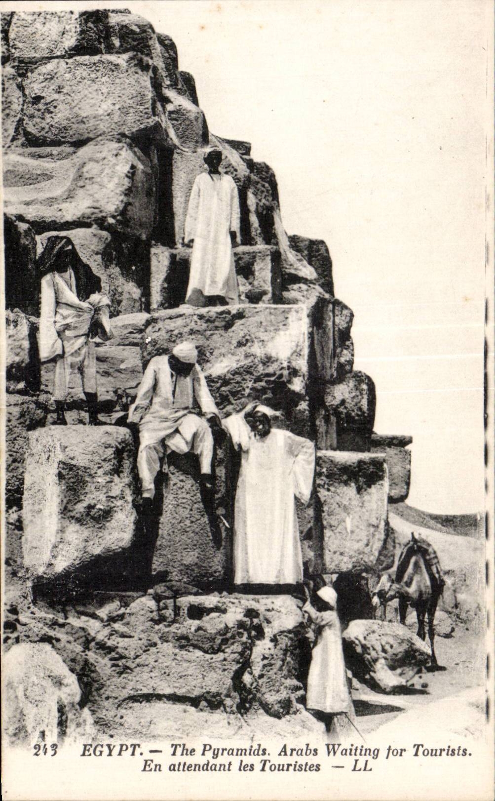 Égypte — Les Pyramides. Arabes attendant les touristes — LL