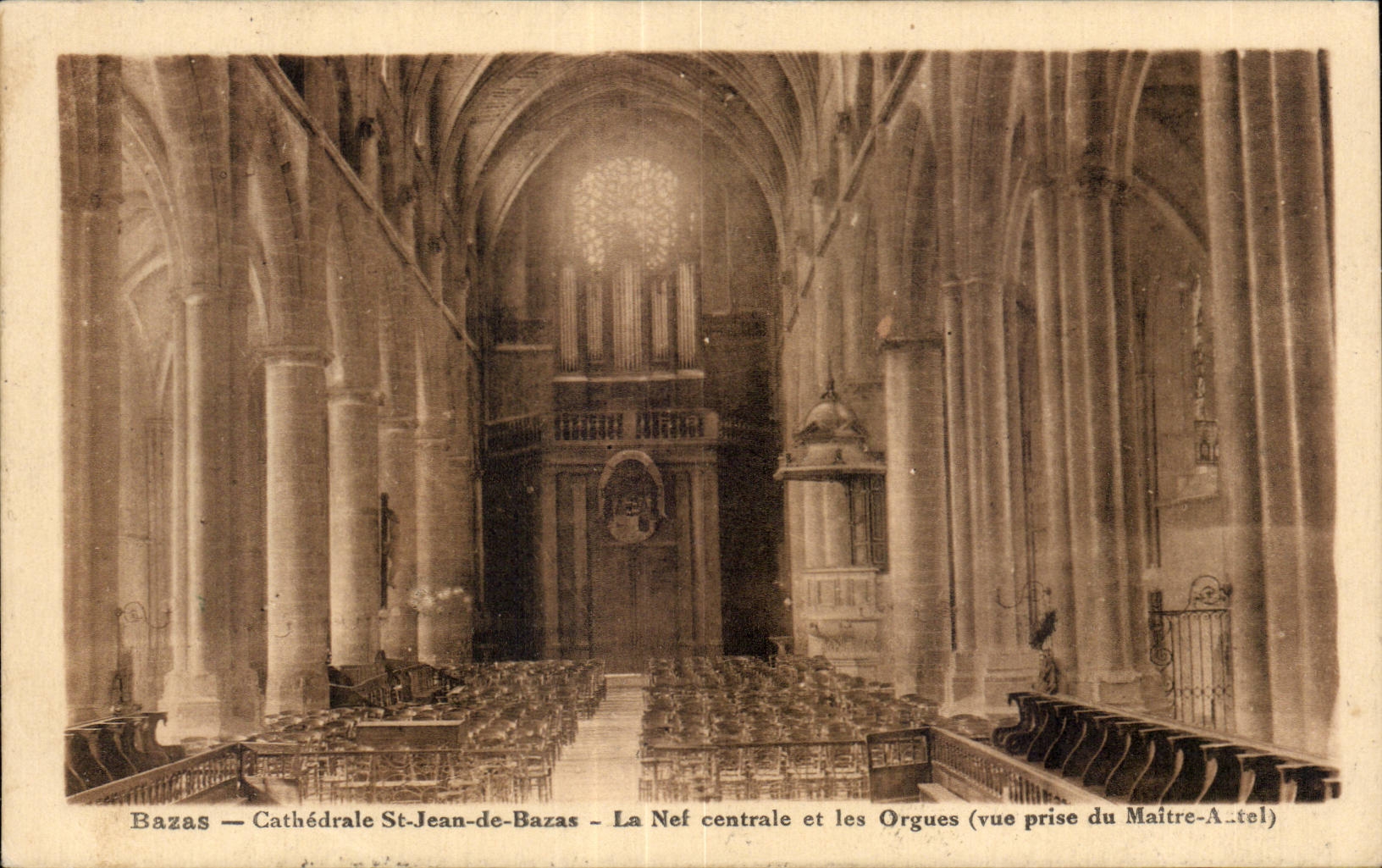 Bazas — Cathédrale St-Jean-de-Bazas — La Nef centrale et les Orgues (vue prise du Maître-A-tel)