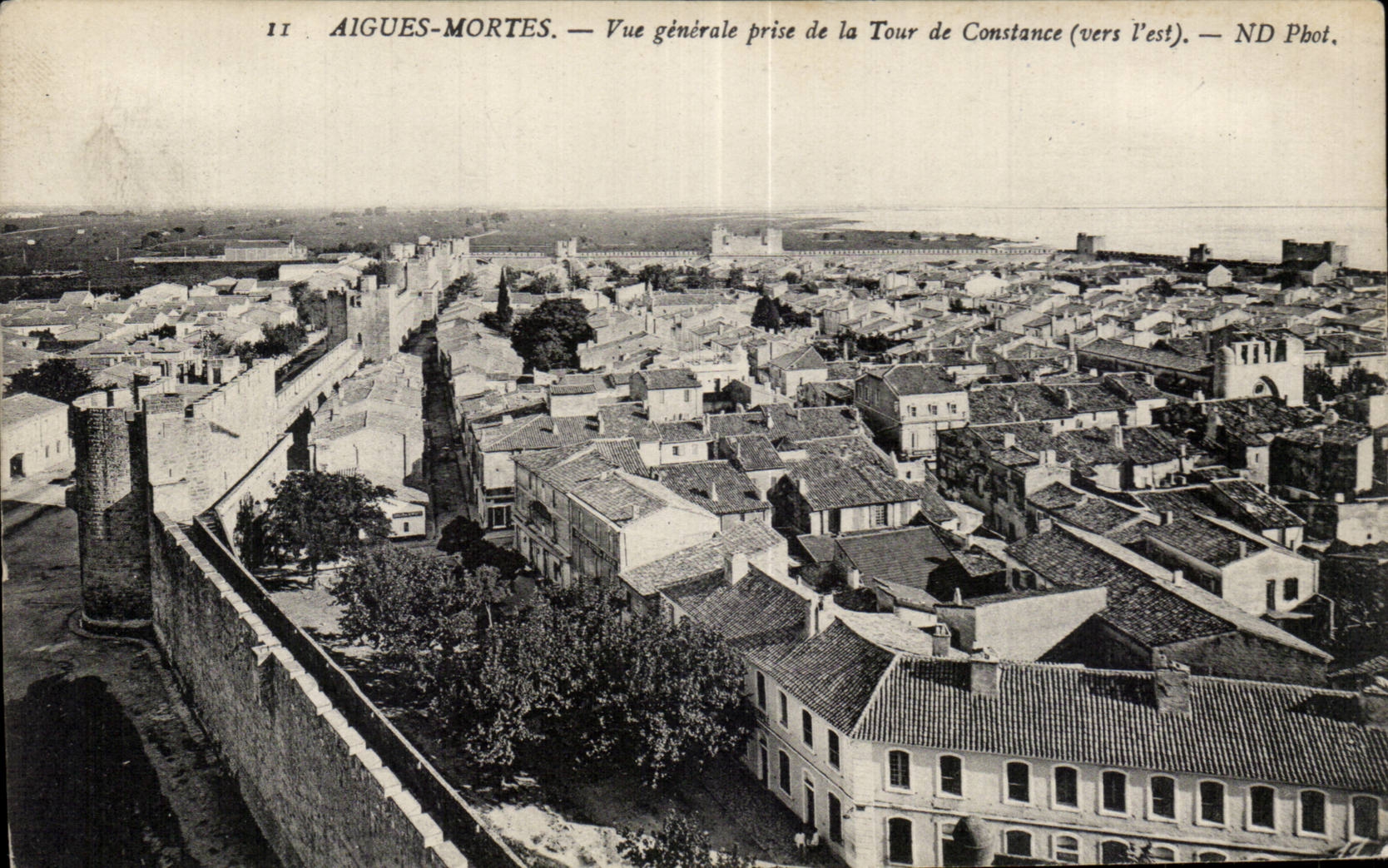 CPA Aigues Mortes Vue generale prise de la Tour de Constance vers I est