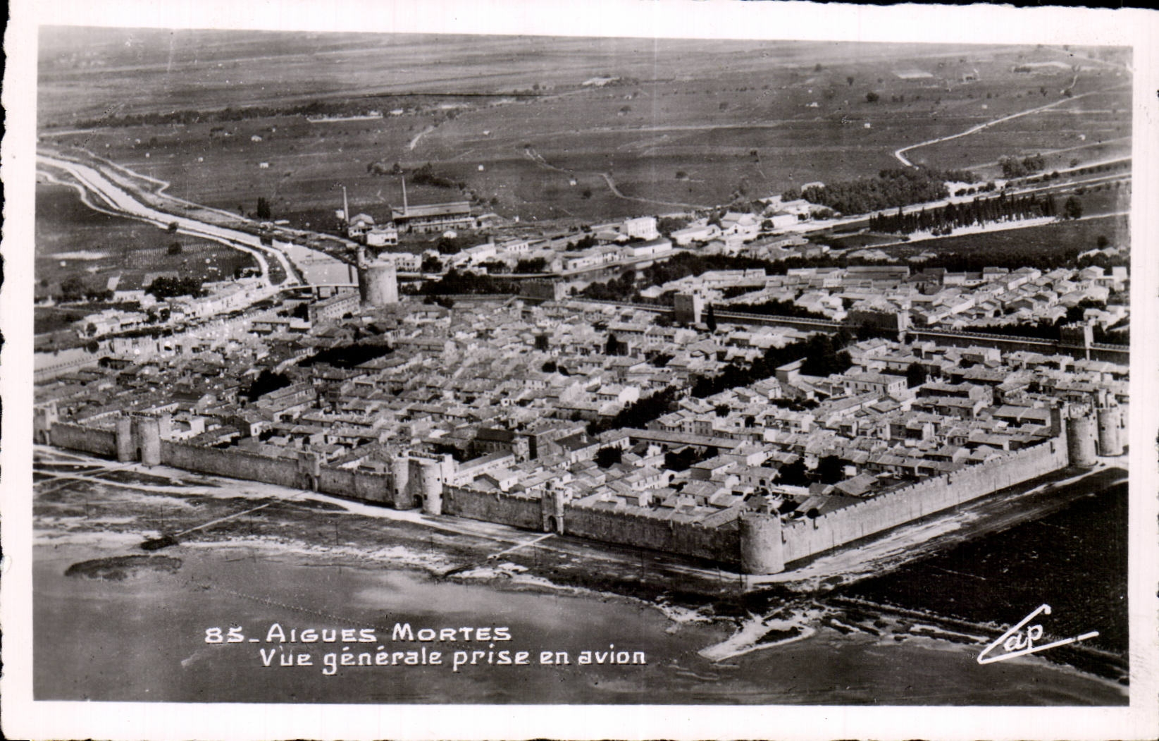 CPA Aigues Mortes Vue generale prise en avion