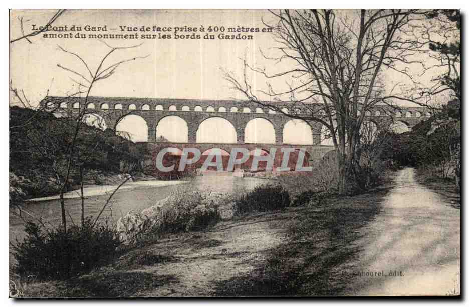 CPA Le Pont du Gard Vue de face pvise a 400 Metves en amount du monument sur les bords du Gardon