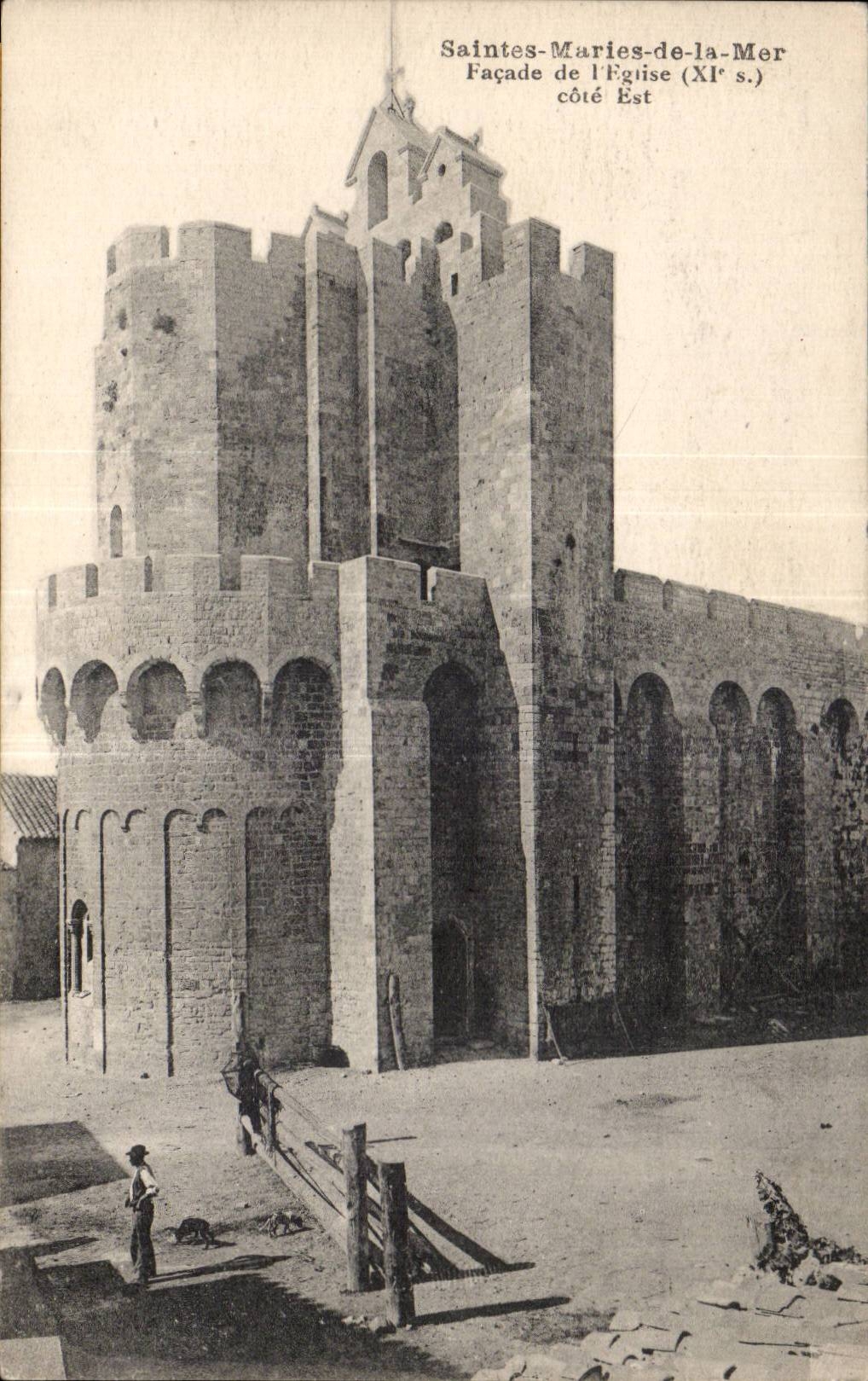 CPA Saintes Maries de la Mer Facade de I Eglise