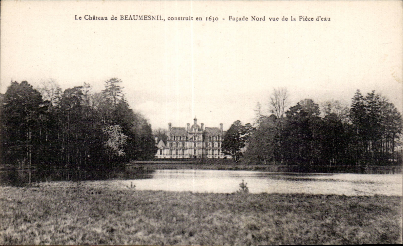 CPA Le Chateau de Beaumesnil construit 1630 Facade Nord vue de la Piece d eau