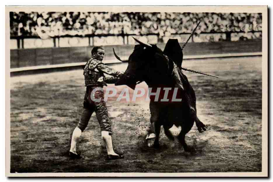 CPA Corrida Un Pase de Muleta Le matador en action