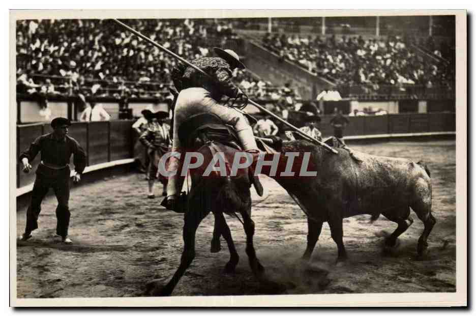 CPA Corrida Suerte de Picador Picador repoussant le Taure avec la pique
